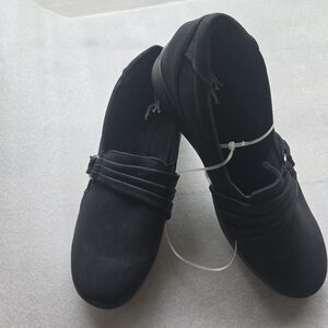 Easy Street Black Flats & Loafers